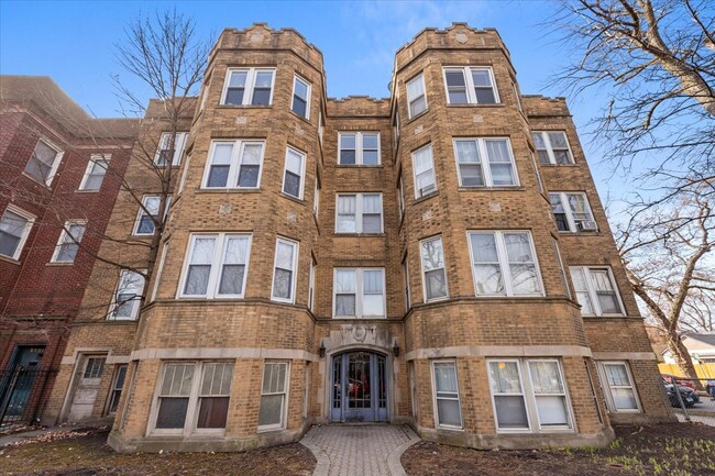 property at 2555 W Eastwood Ave