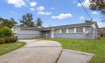 8015 Jaguar Dr in Jacksonville, FL - Building Photo