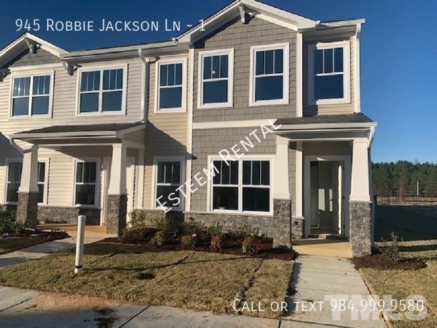 945 Robbie Jackson Ln in Fuquay Varina, NC - Building Photo