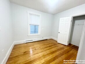 22 Howell St, Unit 1 in Boston, MA - Foto de edificio - Building Photo