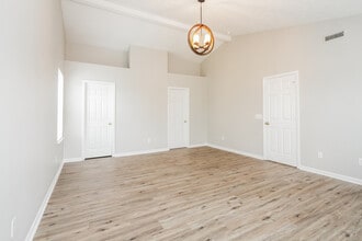 6913 W Briar Park View in New Palestine, IN - Building Photo - Building Photo