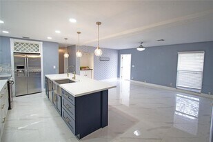 6802 NW 78th St in Tamarac, FL - Building Photo