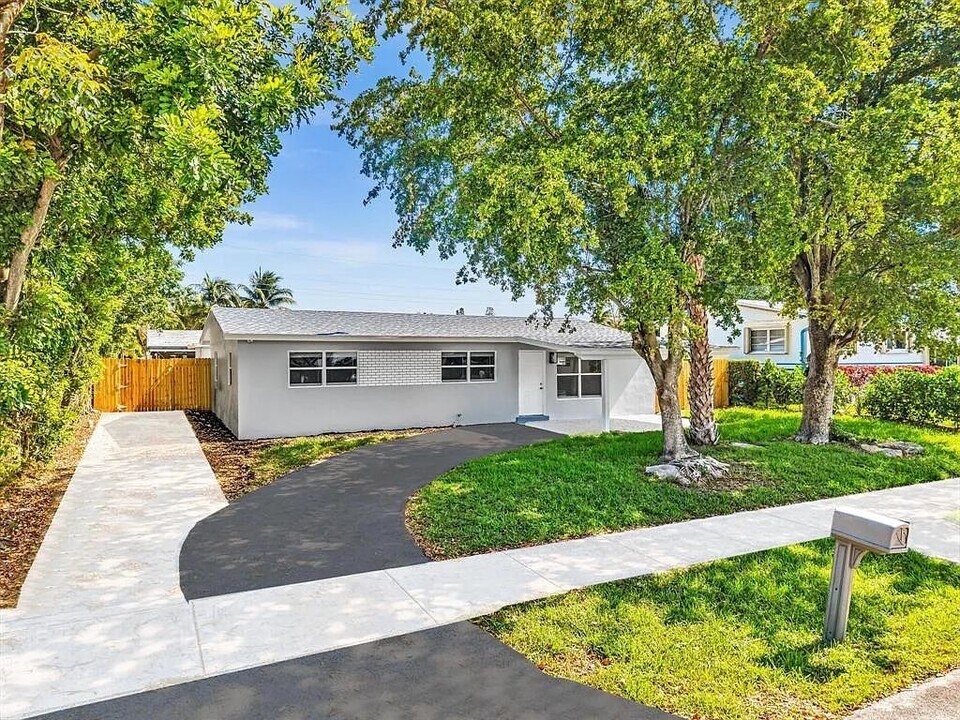 2770 NW 25th St in Fort Lauderdale, FL - Building Photo