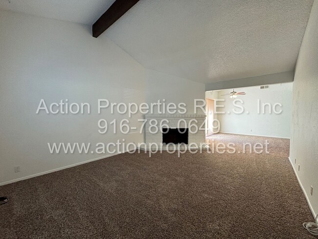 4917 Travertine Cir in Sacramento, CA - Foto de edificio - Building Photo