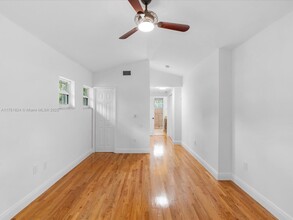 1125 Asturia Ave in Coral Gables, FL - Foto de edificio - Building Photo