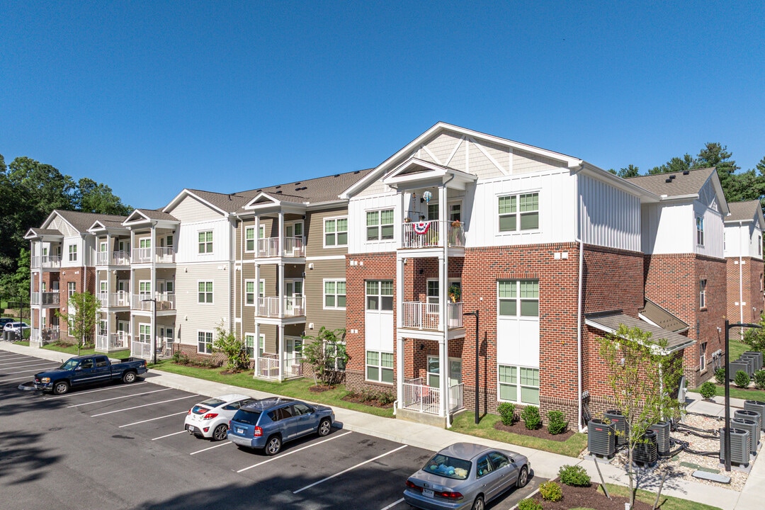 2 Rivers Apartment Homes in Williamsburg, VA - Foto de edificio