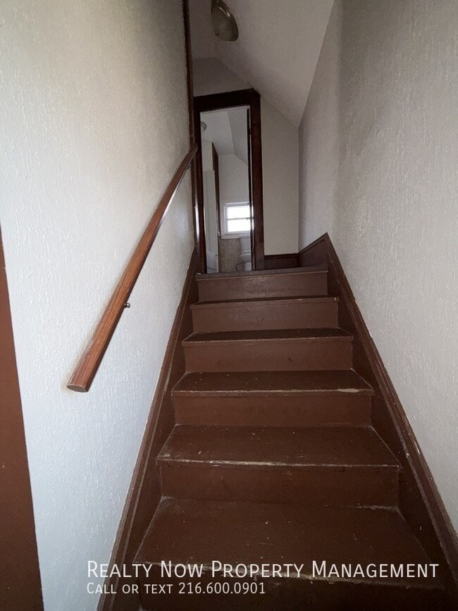 1344 S Green Rd, Unit Unit 2 in South Euclid, OH - Foto de edificio - Building Photo