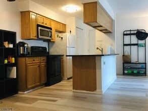 73 Eton Way in Franklin Township, NJ - Building Photo - Building Photo