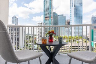 1420 Brickell Bay Dr in Miami, FL - Building Photo