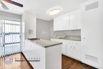 2621 Harbor Blvd. in Costa Mesa, CA - Foto de edificio - Building Photo