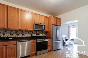 908 W Belle Plaine Ave, Unit 1 in Chicago, IL - Building Photo