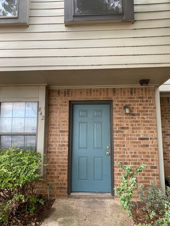 842 W Collins St in Denton, TX - Building Photo