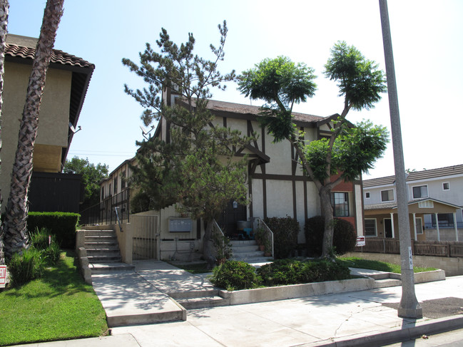 824 N Garfield Ave in Alhambra, CA - Foto de edificio - Building Photo