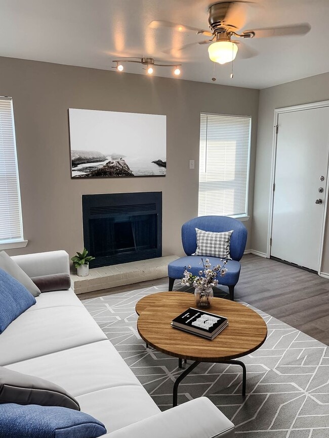 Monarch Place in Dallas, TX - Building Photo - Building Photo