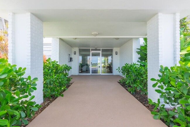 917 N Flagler Dr, Unit 102 in West Palm Beach, FL - Building Photo - Building Photo