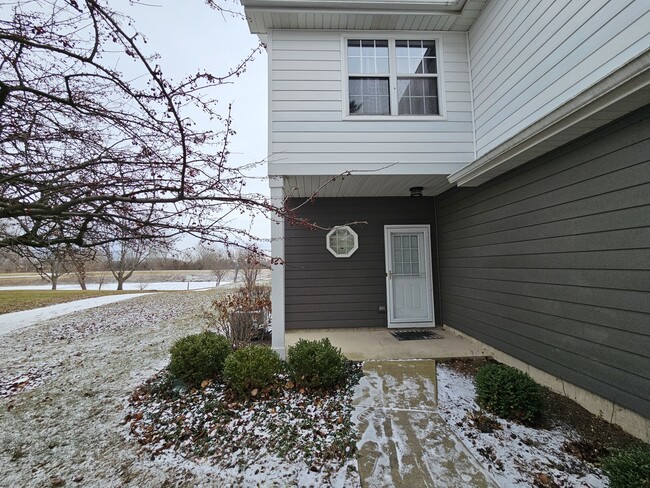 615 Woodhaven Dr in Mundelein, IL - Building Photo - Building Photo