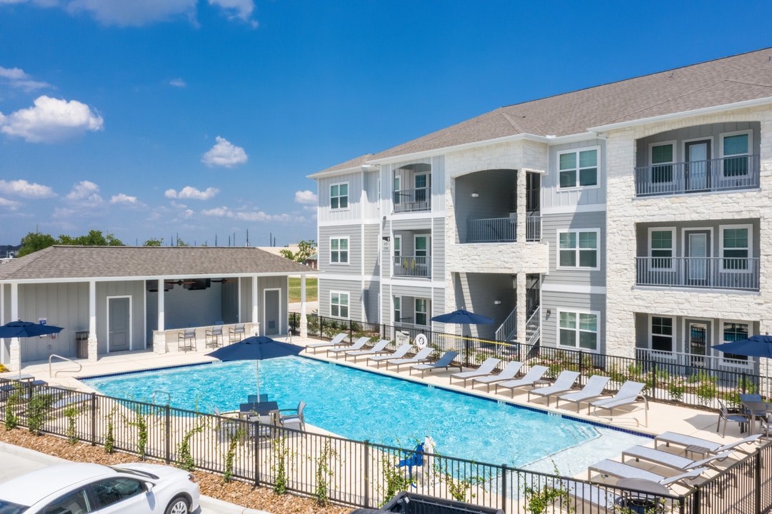 Silverwood at Hackberry Creek in Mont Belvieu, TX - Foto de edificio