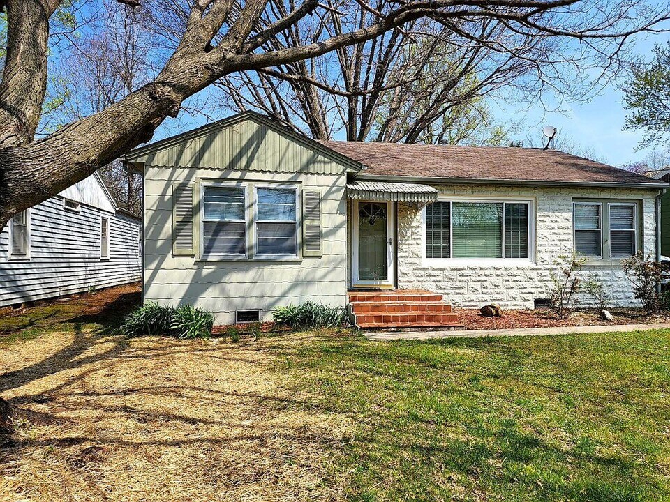 1247 E Bennett St in Springfield, MO - Building Photo