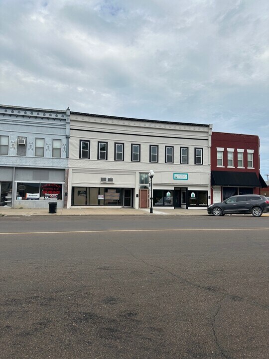 3 N Jefferson Ave, Unit 3N Jeff Apt #2 in Iola, KS - Building Photo