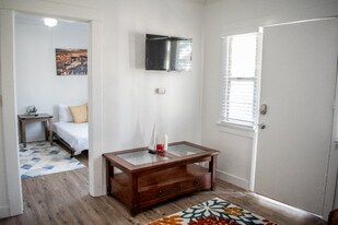 2115 N Raymond Ave, Unit 2111 Raymond in Altadena, CA - Building Photo