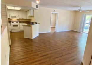 800 Crestwood Blvd S, Unit 806 in Royal Palm Beach, FL - Building Photo - Building Photo