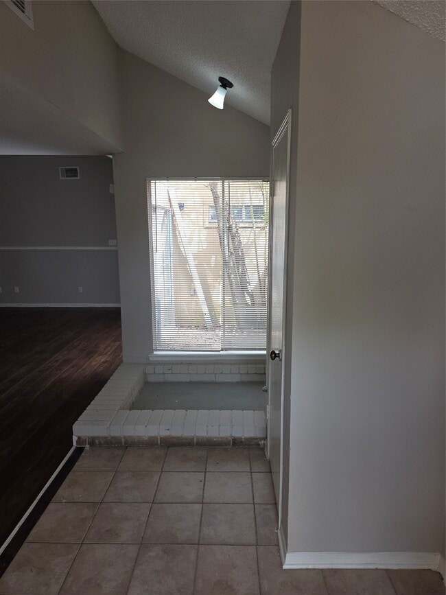 6303 Gladewell Dr in Houston, TX - Building Photo - Building Photo