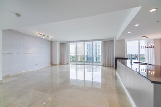 901 Brickell Key, Unit 2807 in Miami, FL - Foto de edificio - Building Photo