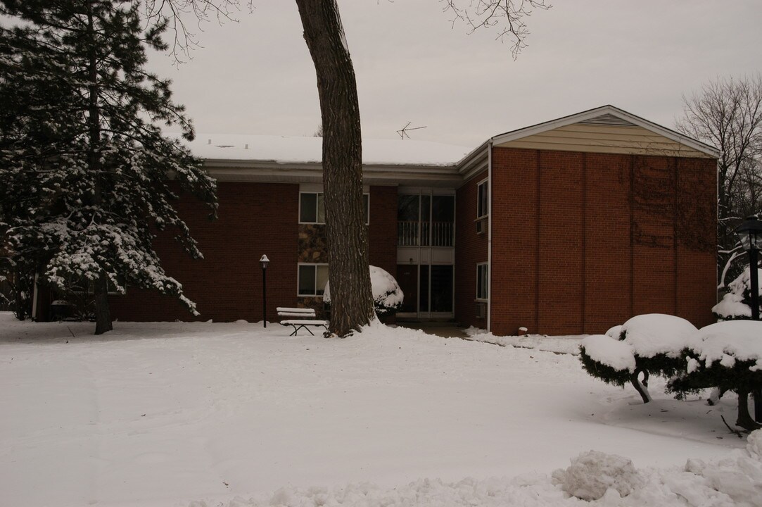 St.Moritz Apartments in Glen Ellyn, IL - Building Photo