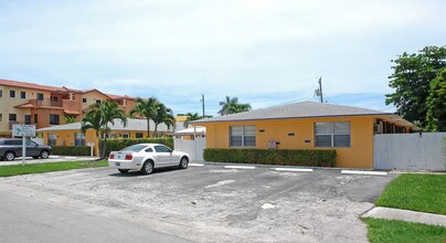 Twin Palms Resort Apartments in Deerfield Beach, FL - Building Photo - Building Photo