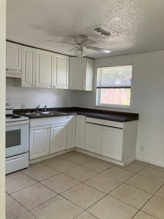 286 Lowell Ave in North Fort Myers, FL - Building Photo