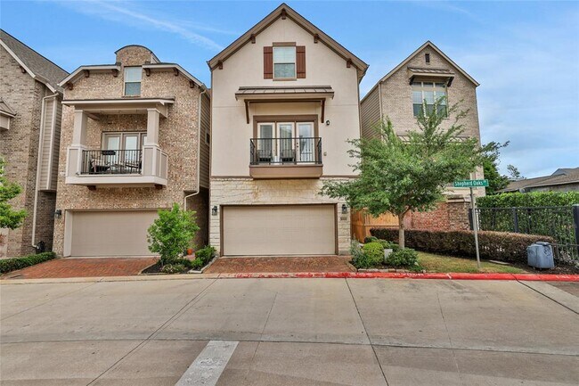 1002 Shepherd Oaks Dr in Houston, TX - Building Photo - Building Photo