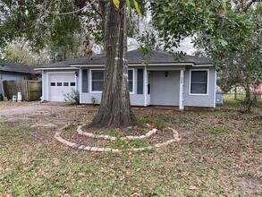 1021 Nottingham Dr in Angleton, TX - Foto de edificio - Building Photo