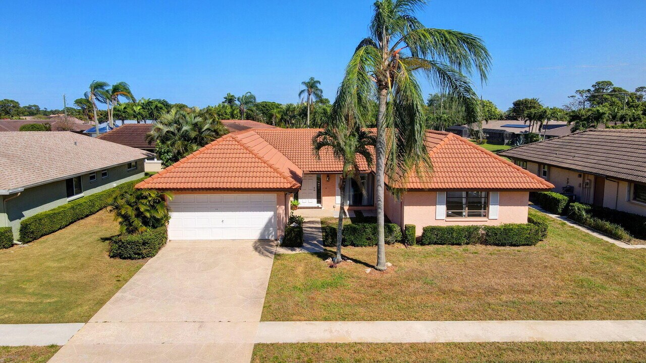 10452 Greentrail Dr S in Boynton Beach, FL - Building Photo