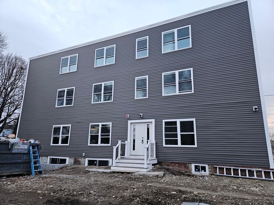 32 Irving St, Unit 1 in Everett, MA - Foto de edificio