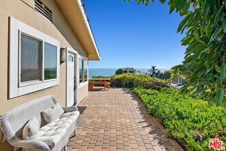 22609 Pacific Coast Hwy in Malibu, CA - Building Photo - Building Photo