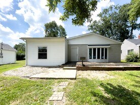 2001 N Glenwood Ave in Muncie, IN - Building Photo