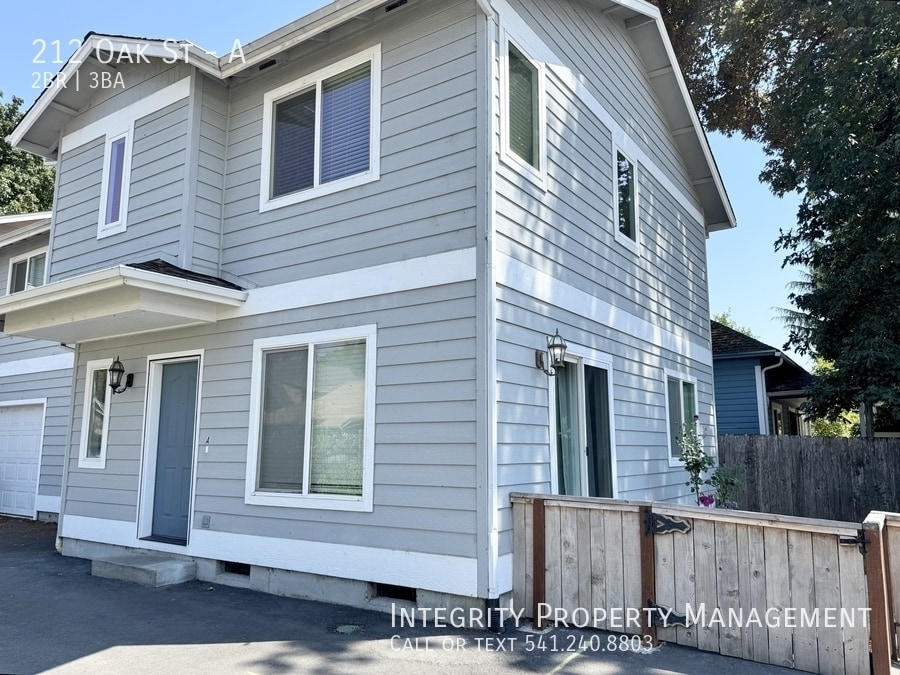 212 Oak St in Rogue River, OR - Building Photo
