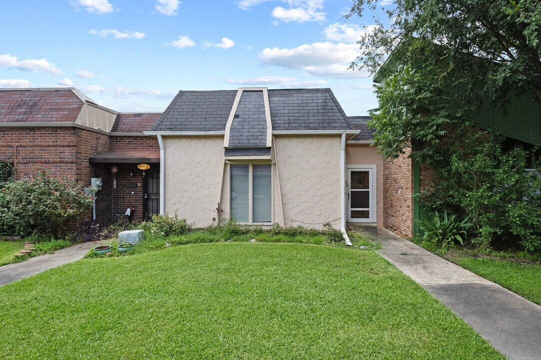 8268 Heartfield Ln in Beaumont, TX - Building Photo