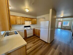 Benjamin Court Apartments in Bellingham, WA - Building Photo - Building Photo