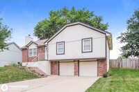 1128 NE Bryco Dr in Lee's Summit, MO - Building Photo - Building Photo