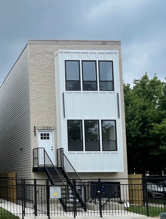 1058 N Central Park Ave in Chicago, IL - Building Photo