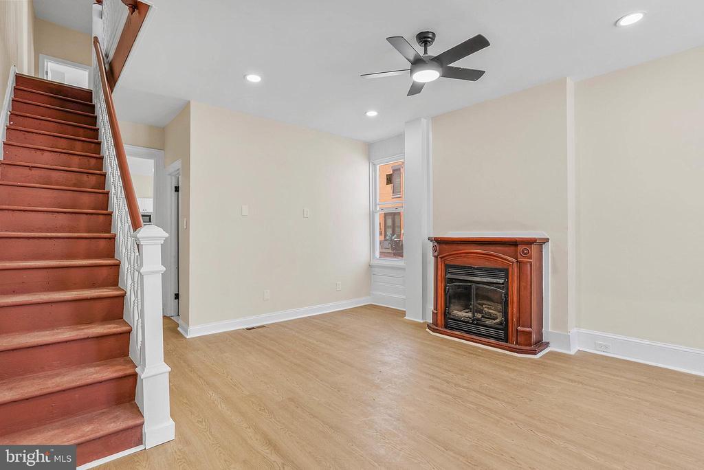 2742 W Montgomery Ave in Philadelphia, PA - Building Photo