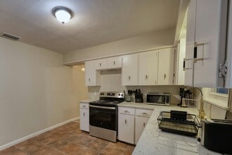 250 Arapahoe Dr in San Antonio, TX - Foto de edificio - Building Photo