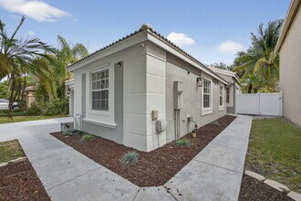 1475 Running Oak Ln in Royal Palm Beach, FL - Building Photo - Building Photo