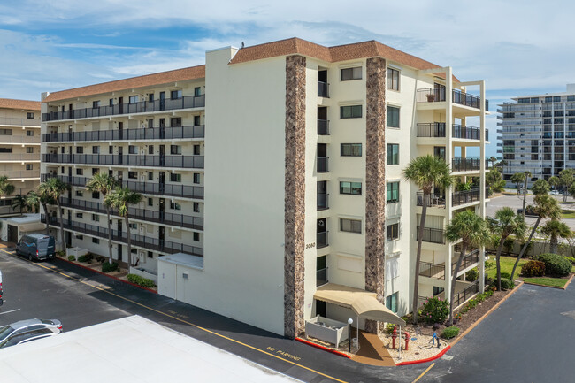 Windward East in Cocoa Beach, FL - Foto de edificio - Building Photo