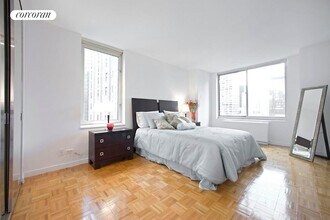 145 E 48th St in New York, NY - Building Photo - Building Photo