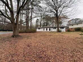 1055 Pinecrest Dr in Forest Park, GA - Building Photo - Building Photo