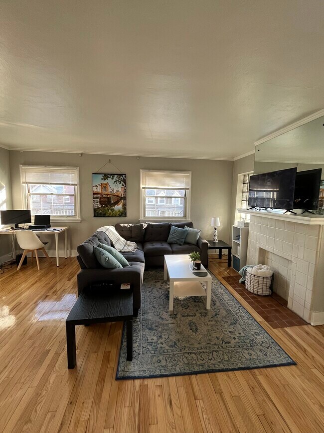 275 Gross St, Unit 4