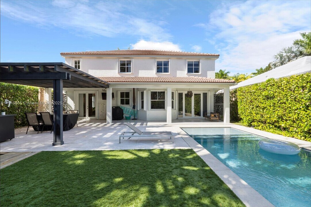 932 Nandina Dr in Weston, FL - Building Photo