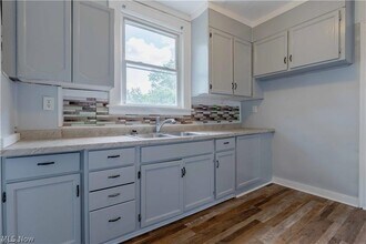 897 Peckham St in Akron, OH - Building Photo - Building Photo